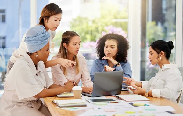 Quelles stratÃ©gies de marketing peuvent aider les petites entreprises de restauration Ã  attirer plus de clients pendant les heures creuses ?