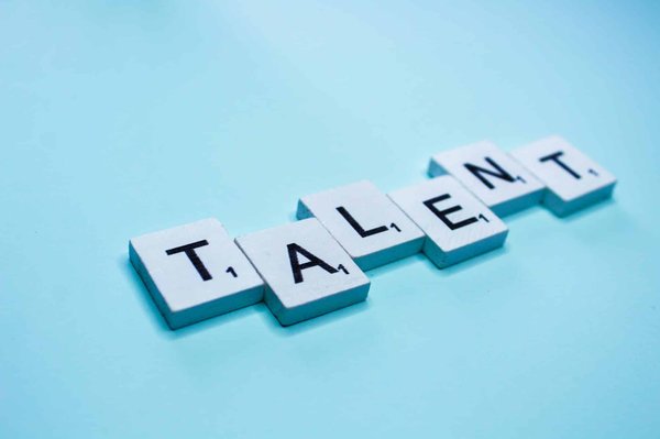 Quels sont les défis spécifiques à la gestion des talents dans les entreprises familiales et comment les surmonter ?
